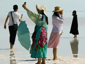 Tuz Gölü tatilciler ve turistlerin uğrak yeri haline geldi