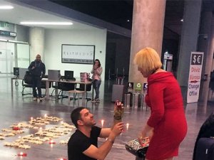 Boynunu kestiği kadına, havalimanında sürpriz evlenme teklifi yapmıştı