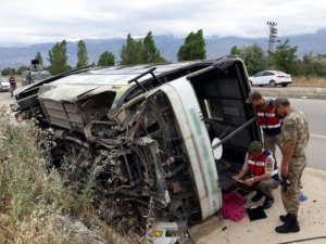 Erzincan'da işçi minibüsü devrildi: 19 yaralı