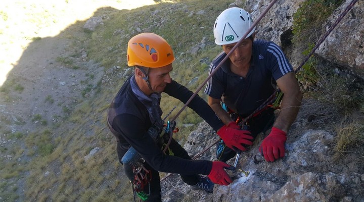 Hakkarili dağcılardan kaya tırmanışı için yeni rota