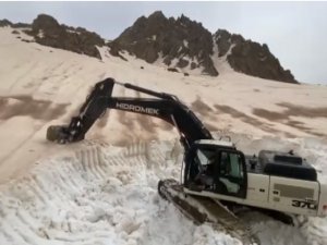 Hakkari'de Nisan ayında 9 metre karla mücadele