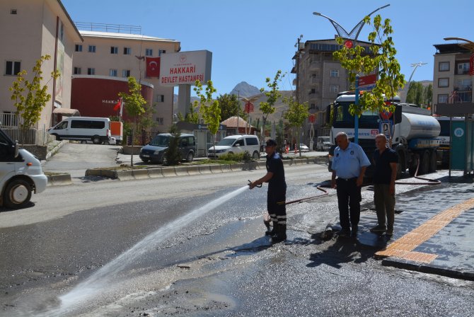 Hakkari Caddeleri tazyikli suyla yıkandı