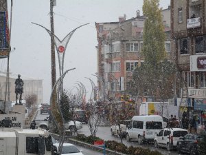 Hakkari'ye mevsimin ilk karı yağdı