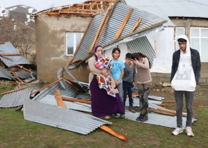 Yüksekova'da kuvvetli rüzgarda 1 evin çatısı uçtu