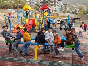Şemdinli’de çocuklar için oyun parkları kuruldu