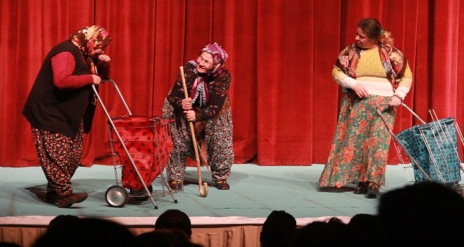 Arslanköy kadın tiyatro topluluğu Hakkari’de sahne aldı