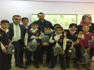 Hakkari’de 600 öğrenciye kışlık ayakkabı desteği