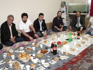 Rektör, öğrencilerin hazırladığı yer sofrasında iftar yaptı