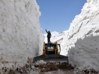 Yüksekova'da açılan yollar kar tünellerini andırıyor