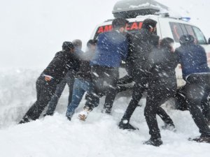 Yüksekova'da 6 saatlik hasta kurtarma operasyonu