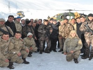 Bakan Soylu, 2 bin 970 rakımda Mehmetçik ile yeni yılı karşıladı
