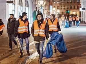 ABD'de Müslüman gençler sokaklarda çöp topladı