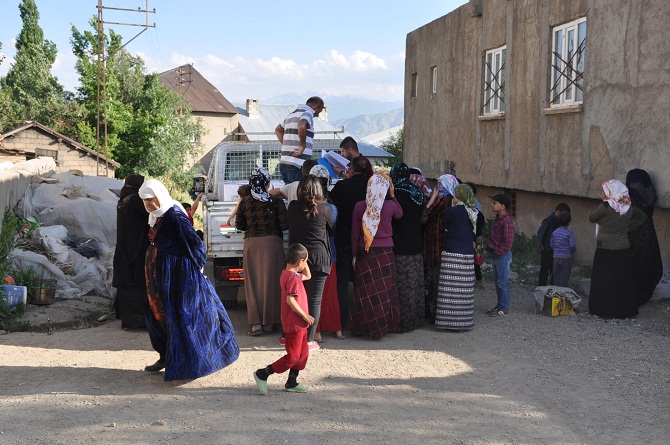 Konya Büyükşehir Belediyesi, Yüksekova'da 500 Aileye Gıda yardımında bulundu