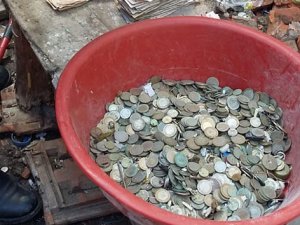 Çöp evden mermilerle yüzlerce para çıktı