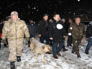 Vali Akbıyık, kar yağışı altında güvenlik noktalarını denetledi