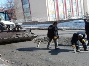 Hakkari'de tahrip olan yollar onarılıyor