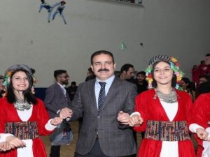 Vali Akbıyık, halk oyunları ekipleriyle halay çekti