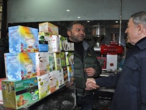 Bakan Akar, Yüksekova'da esnaf ziyareti yaptı