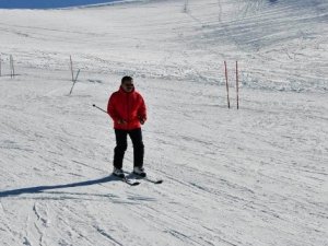 Vali Akbıyık vatandaşlarla birlikte kayak yaptı