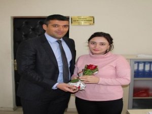 İlçe Milli Eğitim Müdürü Canlı, kadın personele gül dağıttı