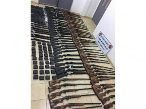 Sınır hattında av tüfekleri ve malzemeleri ele geçirildi