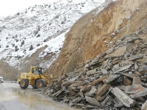 Hakkari-Çukurca karayoluna düşen kayalar temizlendi