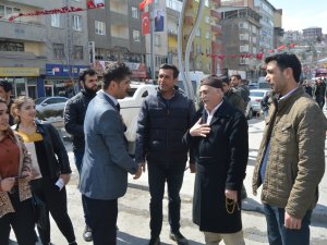 CHP Hakkari Belediye Başkan Adayı, Partililerle Birlikte Broşür Dağıttı