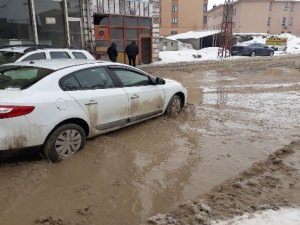 Yüksekova'da yollar gölete döndü