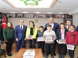 MHP'li Özbek'ten başaralı öğrencilere tablet