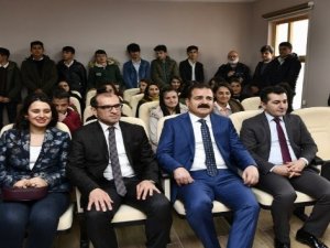 Vali Akbıyık fotoğraf kursuna katılan kursiyerlerin sertifikalarını verdi