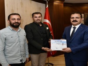 Vali Akbıyık'a "Hakkâri Doğa Sporları Rotaları" kitabı takdim edildi