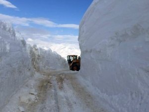 Kar kalınlığının 4 metreyi bulduğu yolda hummalı çalışma