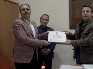 Yüksekova'da kazanan 2 AK Partili başkan mazbatalarını aldı