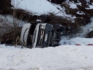 Şarampole yuvarlanan minibüsten sağ çıktılar