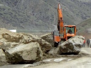 Hakkari - Van yoluna dev kayalar düştü