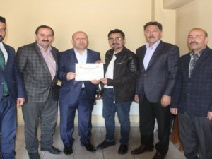 Başkan Er'den Gazeteci Taş'a teşekkür belgesi