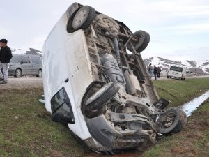 Minibüs takla attı: 2 yaralı