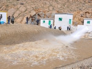 Su seviyesi yükselen barajın kapakları açıldı