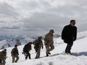 Vali Akbıyık, 4 askerin şehit düştüğü üs bölgesinde