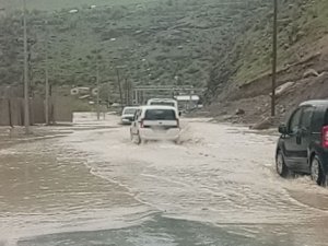 Hakkari-Çukurca karayolu sel suları altında kaldı