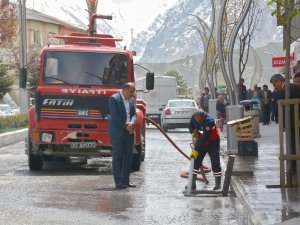 Hakkari’de yağmur suyu mazgalları temizlendi