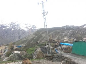 Eğik Olan Elektrik Direği Tehlike Saçıyor