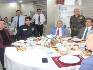 Vali Akbıyık, polis ve kurum amirleri ile iftarını açtı