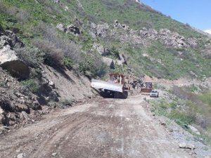 Şemdinli'de yol yapım çalışması