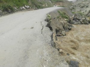 Taşan Dere Bağlar Mahallesi Yolunu Tahrip Etti