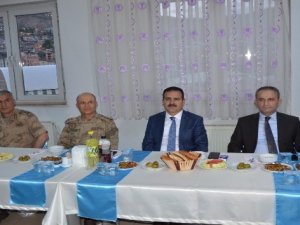 Vali Akbıyık sağlık çalışanları ile iftar yaptı