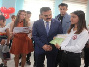 Vali Akbıyık'tan karne dağıtımı
