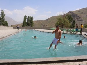Hakkari'de Vatandaşın Temiz Havada Havuz Keyfi