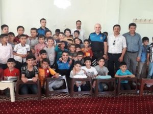 Hakkari polisinden Kur'an kursu öğrencilerine ziyaret