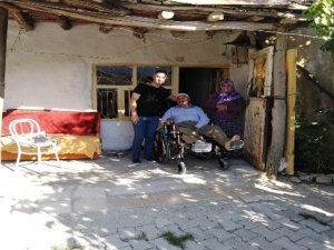 Engelli vatandaşlara klozet destekli tekerlekli sandalye desteği